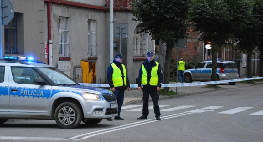 Kartuzy. Policyjna akcja z udziałem antyterrorystów na terenie byłej komendy