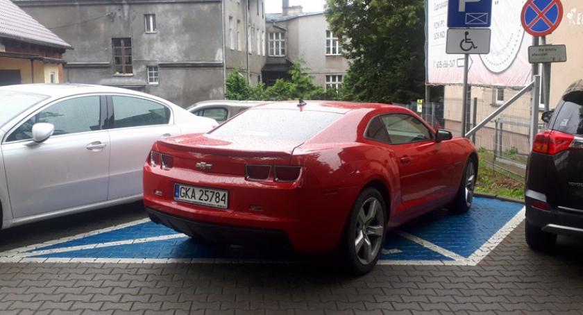Mistrzowie parkowania. Boisko placem parkingowym?