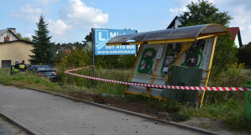 Kiełpino. Wymusiła pierwszeństwo. Samochód uderzył w wiatę przystankową