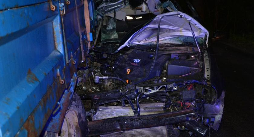 Maks. Golfem w dostawczego volkswagena i ciężarówkę - 29-latek w ciężkim stanie