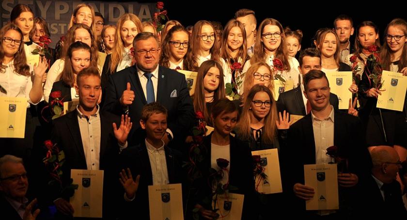 Kartuzy. Uzdolniona młodzież nagrodzona stypendiami burmistrza