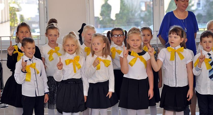 Kartuzy. Uczniowie klas pierwszych z SP nr 5 złożyli uroczyste ślubowanie