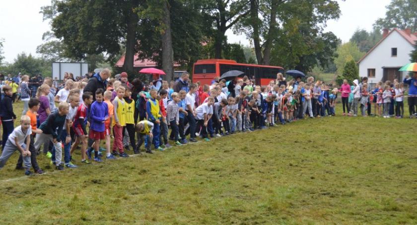 Ponad 500 osób pobiegło brzegami Raduni