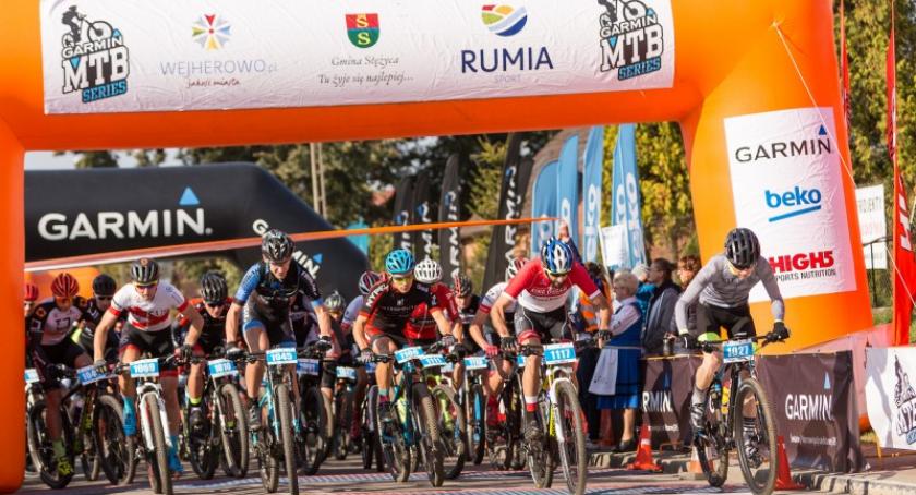 Tłumy kolarzy podczas drugiego etapu Garmin MTB Series 2017 w Stężycy