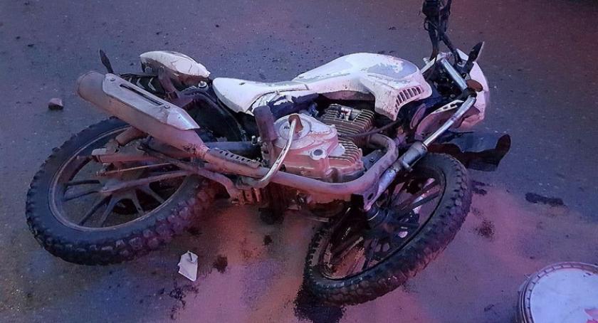 Wyczechowo. Motocyklem uderzyli w znak -  dwie osoby ranne, w akcji LPR