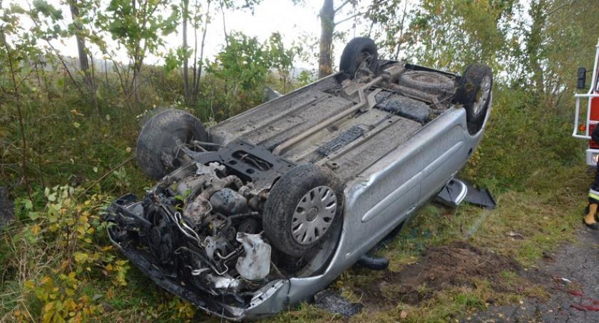 Borek Kamienny. Dachował citroen