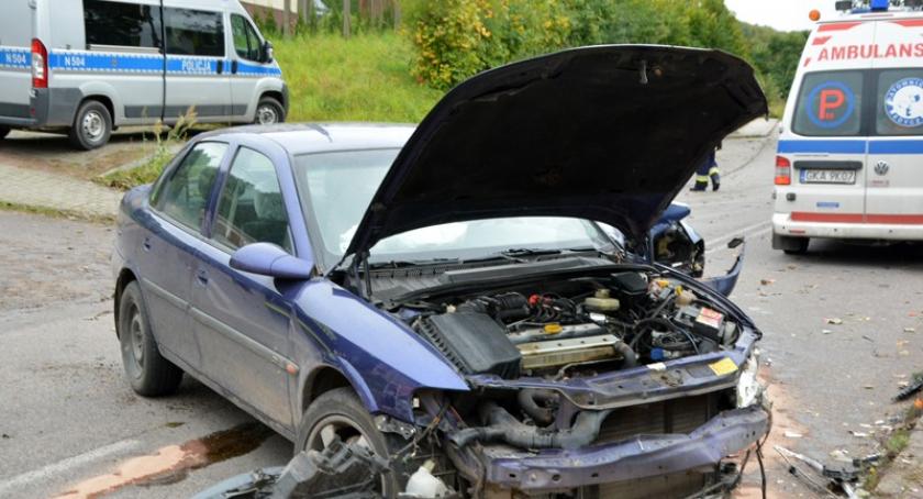 Somonino. Czołowo-boczne zderzenie opla z audi