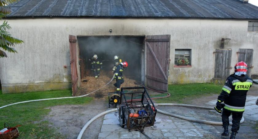Lisie Jamy. Pożar w stodole - 42-latek podtruty dymem