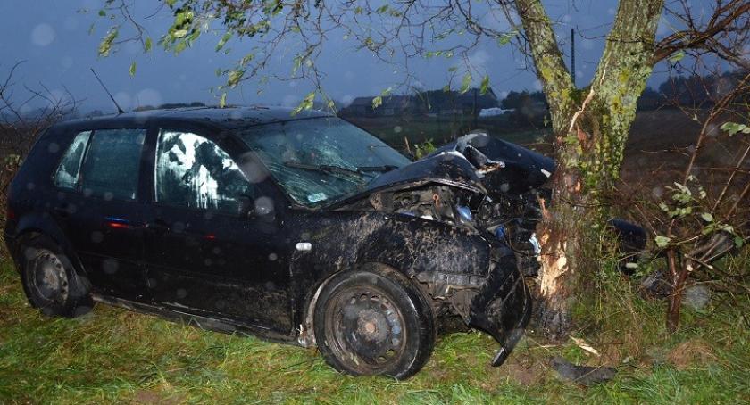 Gowidlino. Golf uderzył w drzewo - dwie osoby w szpitalu