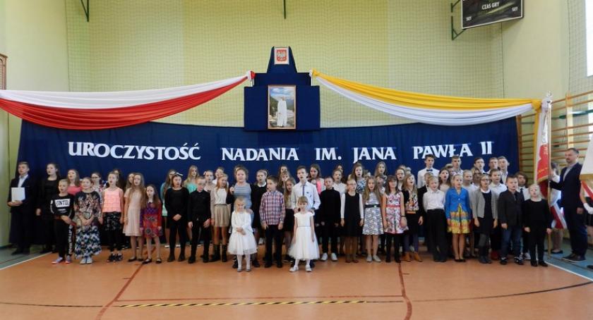 Czeczewo. Szkoła otrzymała sztandar oraz nadano jej imię Jana Pawła II