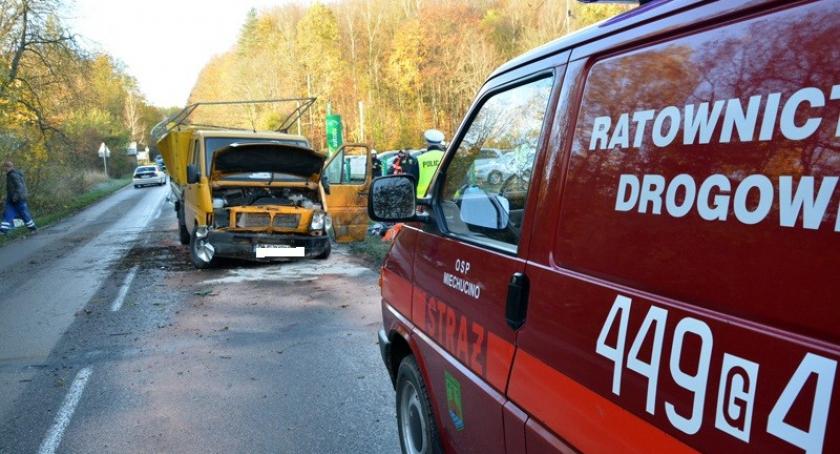 Glinno. Dachował VW LT - wpadł w poślig podczas wyprzedzania