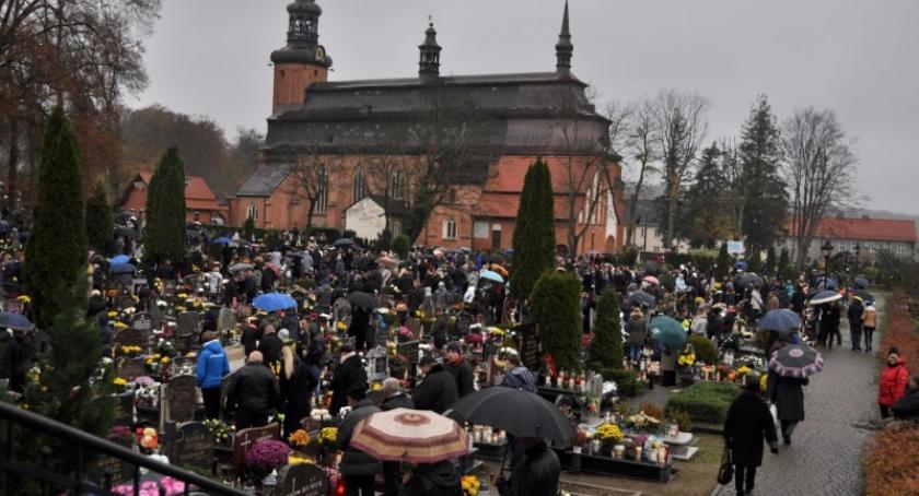 Dzień Wszystkich Świętych 2017 r. na cmentarzu w Kartuzach