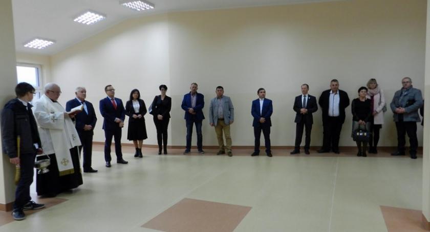 Pomieczyno. Symboliczne zawieszenie wiechy na powstającym budynku szkoły