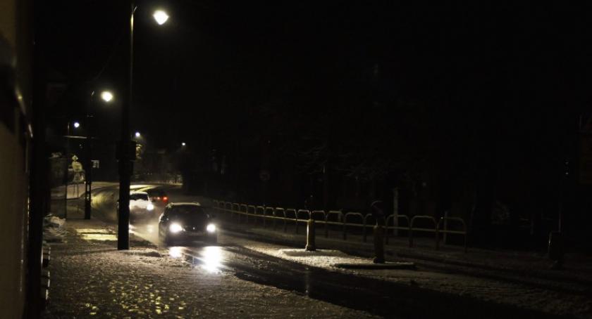 Spadł pierwszy śnieg - na drogach jest ślisko i niebezpiecznie