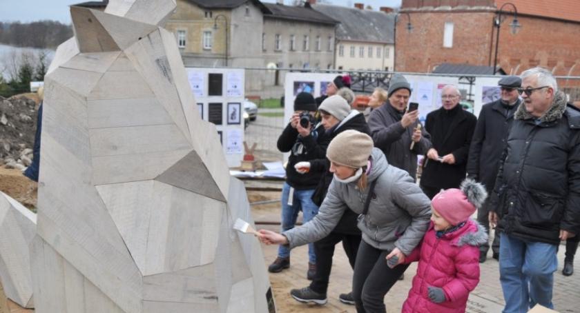 Kartuzy. Monument Mnicha Kartuskiego stanął przy kolegiacie - mieszkańcy wspólnie go pomalowali