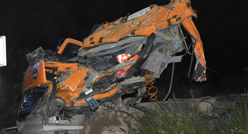 Szklana. Ciężarowy mercedes rozbił się na drzewie - nie żyje 37-latek