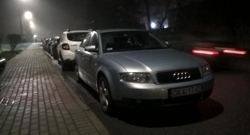 Zastawił wjazd na parking i poszedł na trening. Mistrz parkowania ukarany mandatem