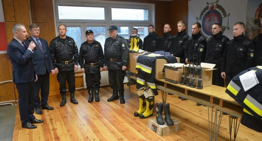 Ochotnicy z Sulęczyna doposażeni w nowy sprzęt przez wojewodę