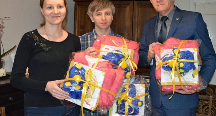 Żukowo. Burmistrz przekazał podarunki dla czworaczków