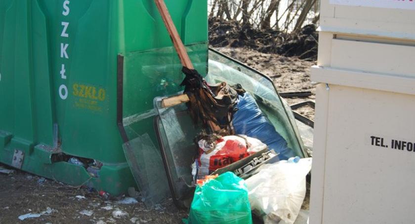 Glincz. Śmieci porozrzucane wokół śmietników