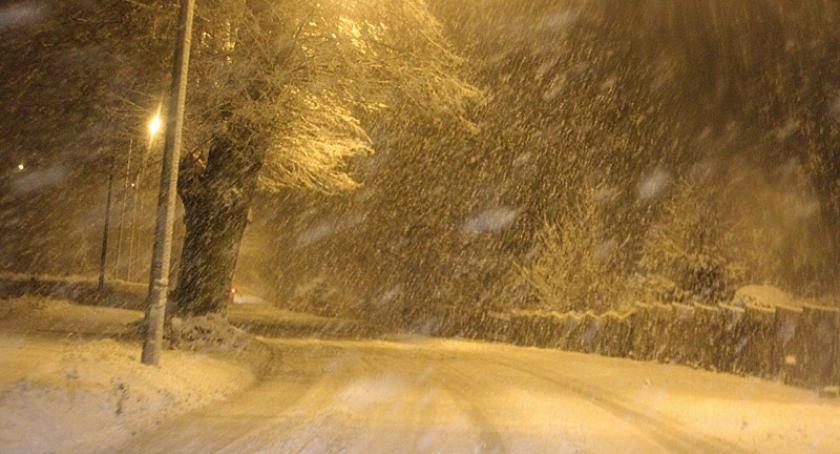 Deszcz ze śniegiem i oblodzone jezdnie - synoptycy ostrzegają