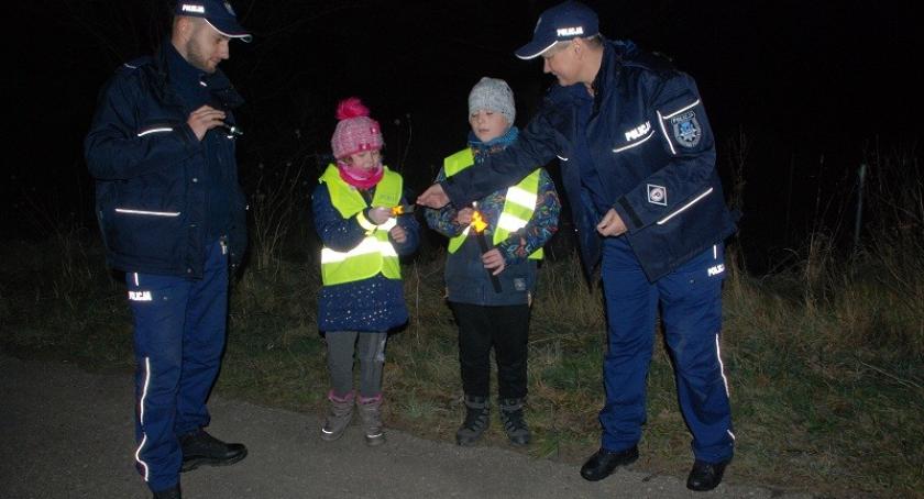 Policjanci rozdawali pieszym odblaski i zachęcali do ich noszenia