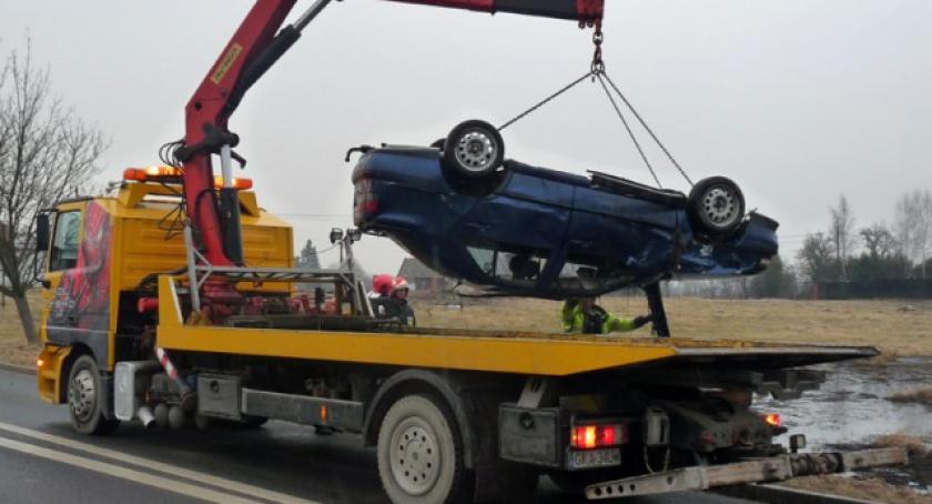 Mezowo. Seat dachował, 4 osoby w szpitalu