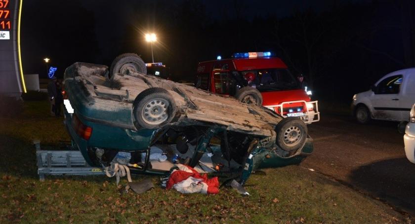 Kobysewo. Zderzenie trzech aut - passat dachował