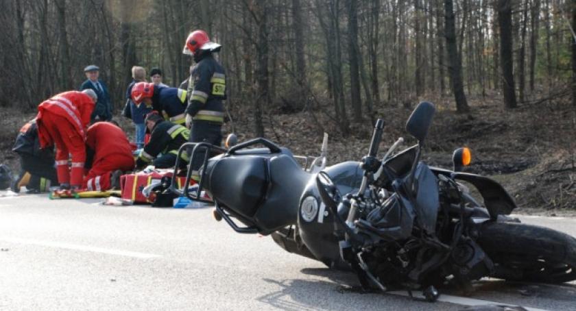 Hopowo. Motocykl najechał na audi - dwie osoby ciężko ranne