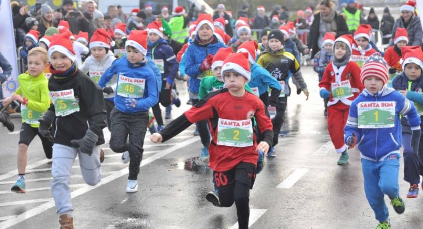 Santa Run - dzieci goniły bałwnka, mikołaja i renifera