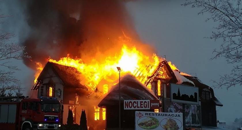 Ogień strawił restaurację w Egiertowie - z żywiołem walczy ponad 20 zastępów strażaków