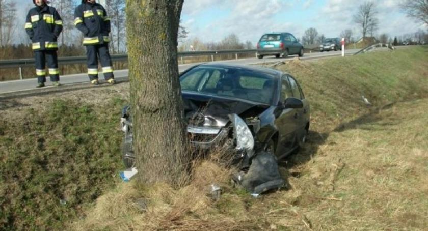 Wyczechowo. Kierowca zasnął za kierownicą, pojazd uderzył w drzewo