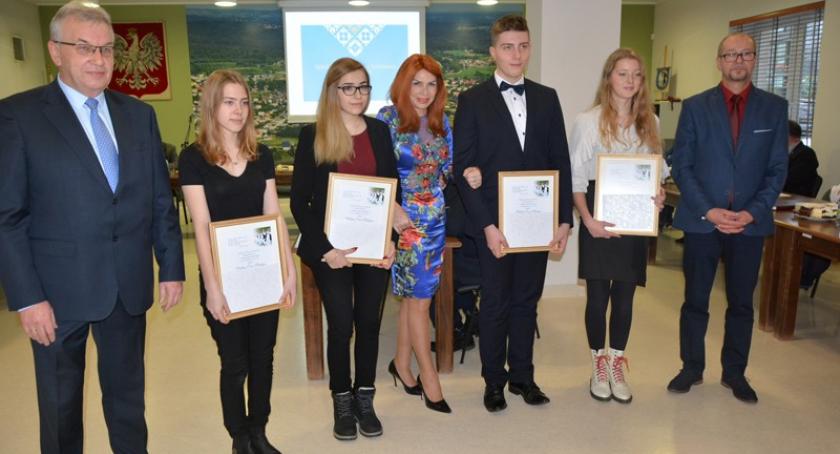 Sierakowice. Halina Buchacz po raz 11. nagrodziła najlepszych kaszubskich absolwentów