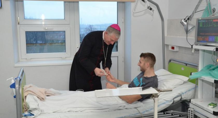Biskup Ryszard Kasyna ze świąteczną wizytą u chorych w kartuskim szpitalu