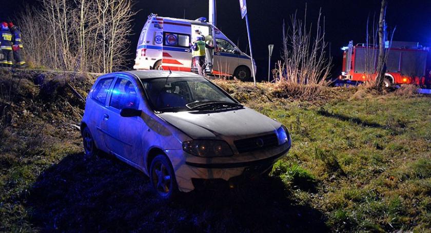 Łapalice. Fiat przeleciał nad rowem i zatrzymał się na łące
