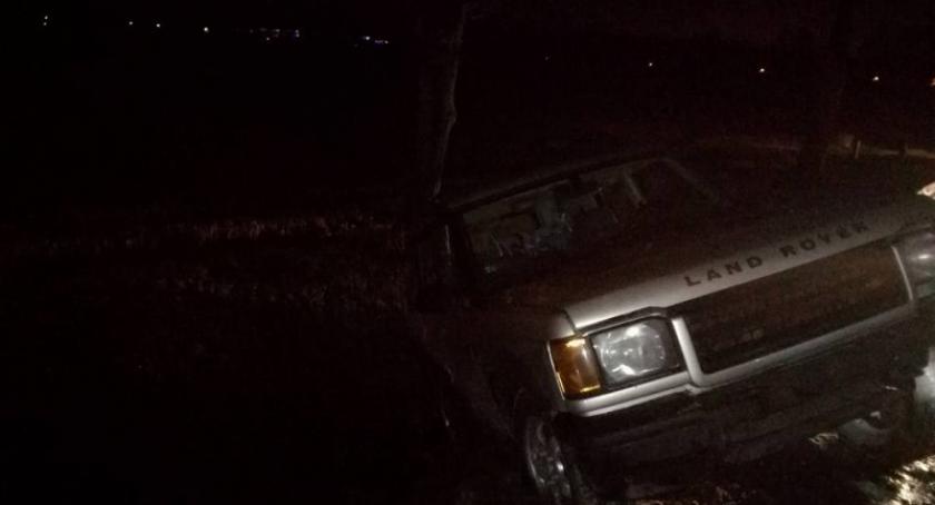 Leźno. Land Rover wjechał do rowu
