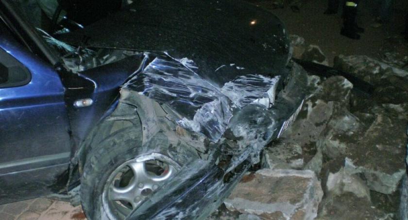 Goręczyno. Wbił się samochodem w mur kościoła