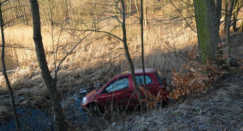 Kartuzy. Wpadła w poślizg, wylądowała w jeziorze