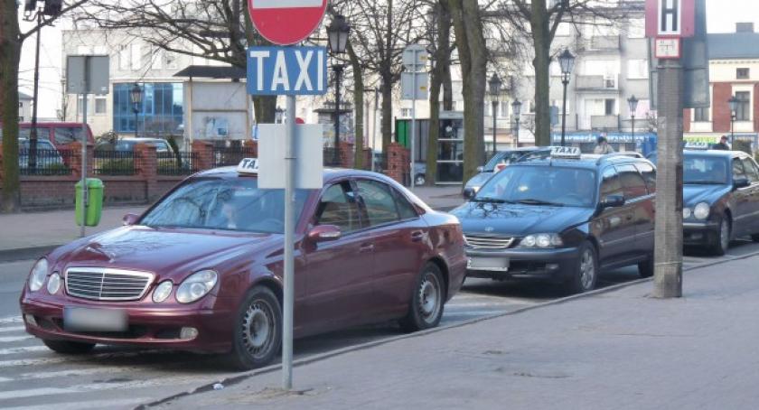 Kartuscy taksówkarze pozbawieni postoju i budki telefonicznej?