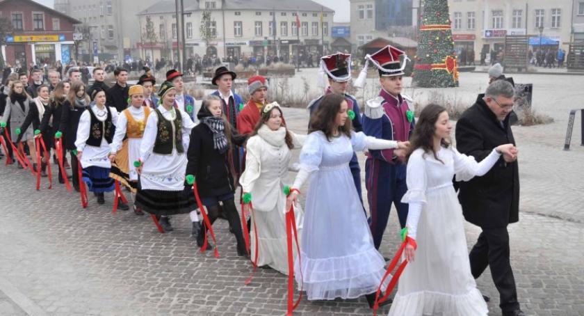 Polonez na Rynku w Kartuzach - maturzyści zatańczyli po raz dziesiąty