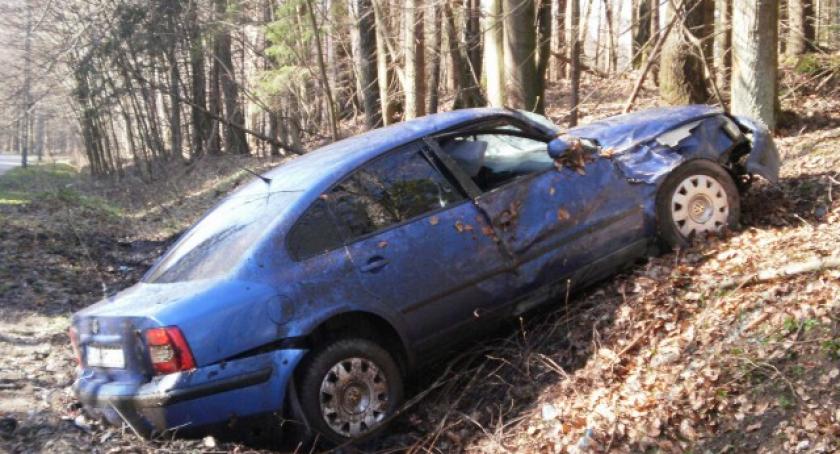 Grzybno. Vw Passat wpadł do rowu (zdjęcia)