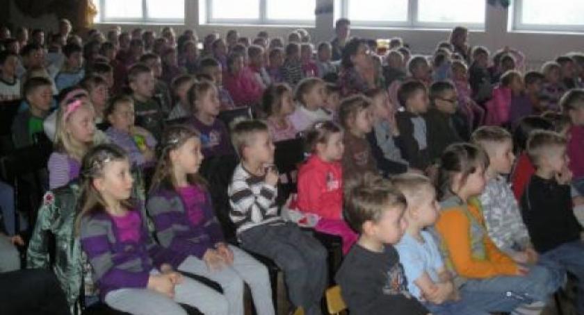 Chmielno. Dzieci obejrzały baśniowe przedstawienie