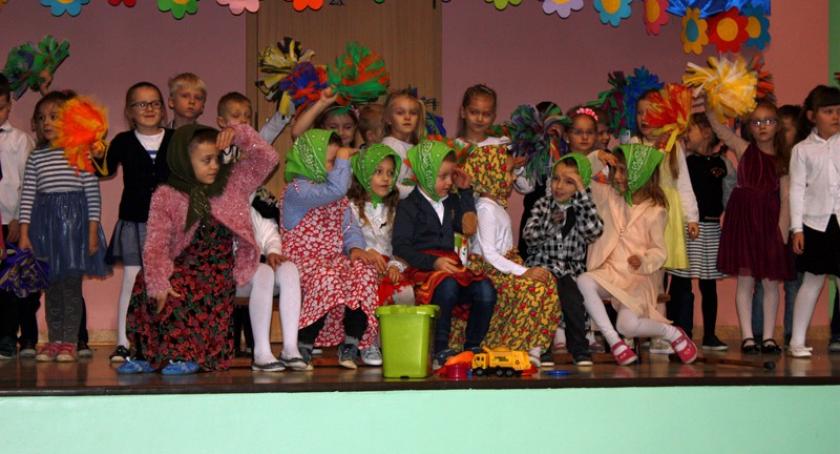 Przodkowo.  Dzień Babci i Dziadka z występami, prezentami i ogromnym tortem