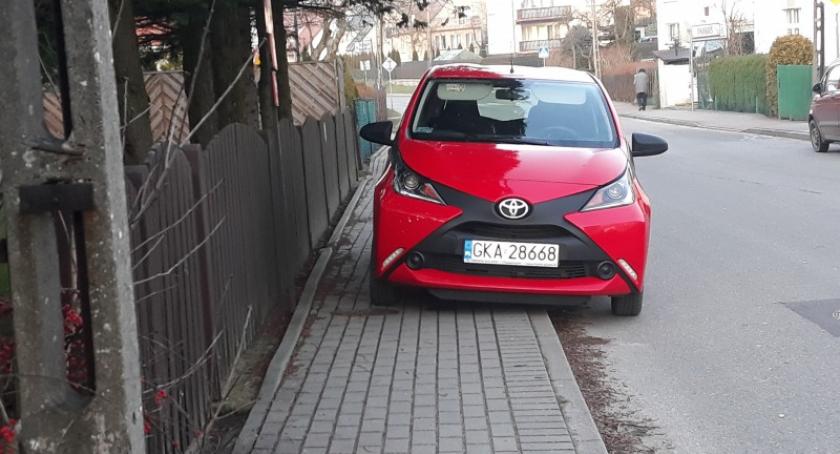 Do perfekcji opanowali...parkowanie na chodnikach
