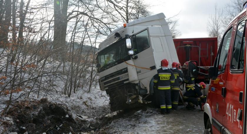 DAF wpadł w poślizg i uderzył w przydrożną skarpę