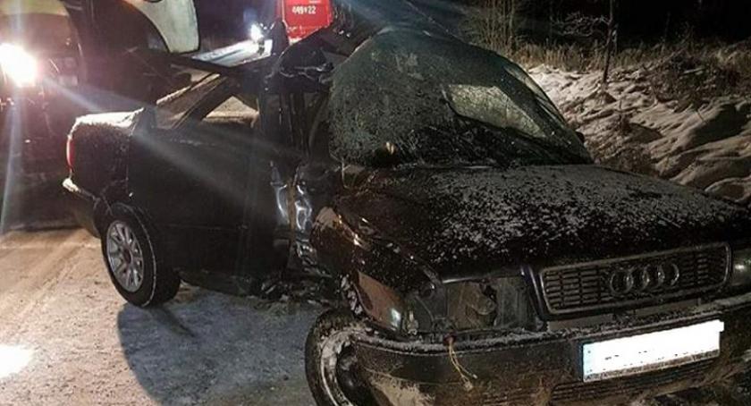 Egiertowo. Audi rozbiło się na drzewie