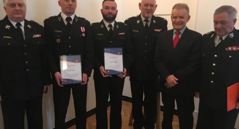 Uratowali dziadka z wnuczką narażając własne życie. Druhowie z OSP Sulęczyno nagrodzeni