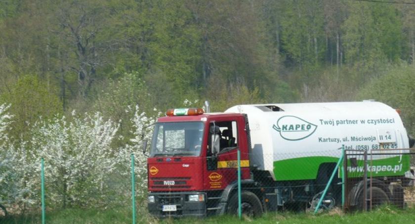 Kto wywozi piach i śmieci na przedmieścia Kartuz?