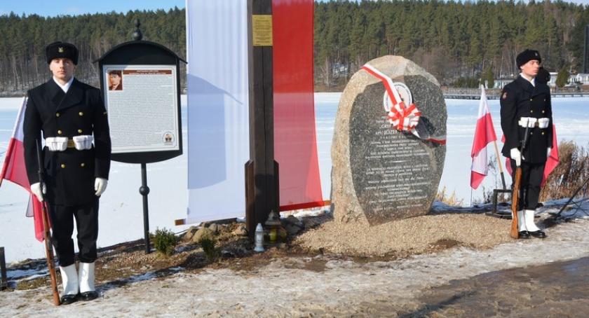 Gołubie. Nad Jeziorem Dąbrowskim stanął obelisk upamiętniający Józefa Dambka