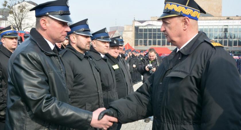 Komendant główny przekazał strażakom wozy, sprzęt i bony paliwowe